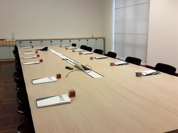 round table business intelligence sala riunioni react